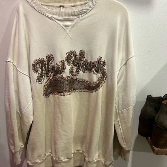 Free People Bali graphic drifter Cream New York Graphic Sweatshirt small NWT - Picture 2 of 2